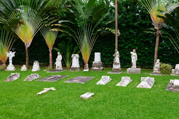 Ancien classique dans le cimetière — Photo