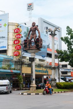Merkez Krabi Town, dev mağara adamı heykelleri ile kavşak, 