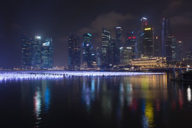 Kentin ikonik modern skyli ile Marina Bay üzerinde çok fener