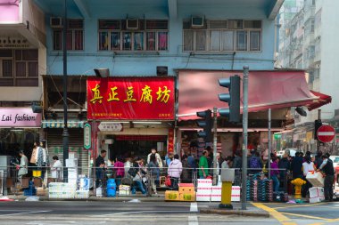 Şehir merkezinde Ho tipik bir ticari sokakta yaya trafiği