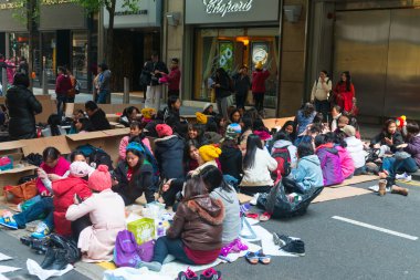 Toplantı Filipino işçilerin bir sokakta şehir merkezinde Hong Kong, C