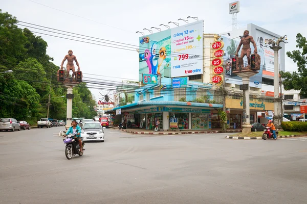 Intersección en el centro de la ciudad de Krabi, con estatuas de cavernícola gigante , — Foto de Stock