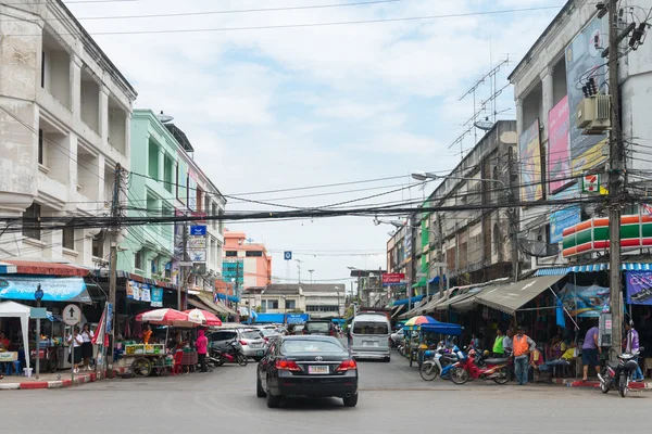 Trafic léger dans une rue typique du centre-ville de Krabi Tow — Photo