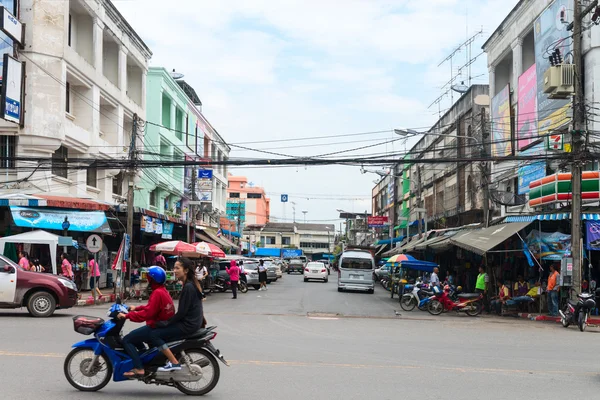Typiska centrala gatan i centrala Krabi Town — Stockfoto