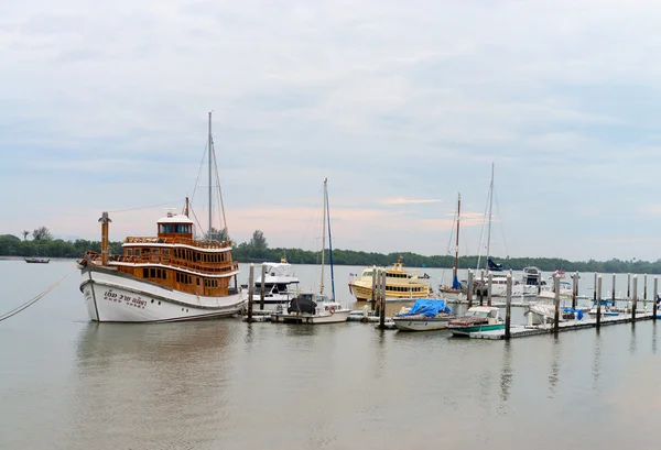 Hermoso, madera de teca, barco turístico de lujo atracado en un puerto con ot —  Fotos de Stock