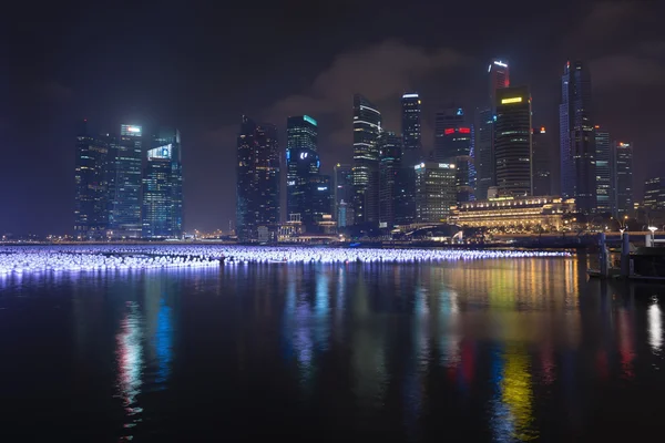 Many lanterns on Marina Bay, with the city's iconic modern skyli — Stock Photo, Image