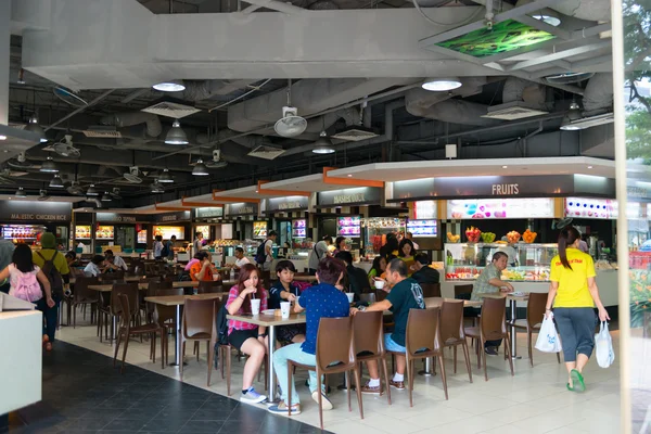 Patio de comida moderna en un importante centro comercial en la urba de Singapur —  Fotos de Stock