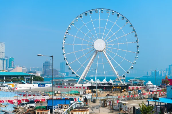 Rueda de ferris masivo domina el horizonte en Hong Kong, China . — Foto de Stock