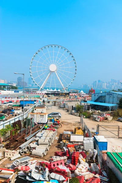 Roda gigante maciça domina o horizonte em Hong Kong, China . — Fotografia de Stock