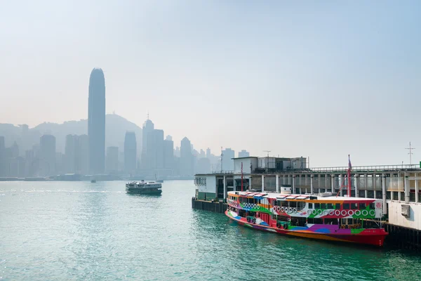 Barco de balsa colorido e o horizonte de Hong Kong no fundo . — Fotografia de Stock