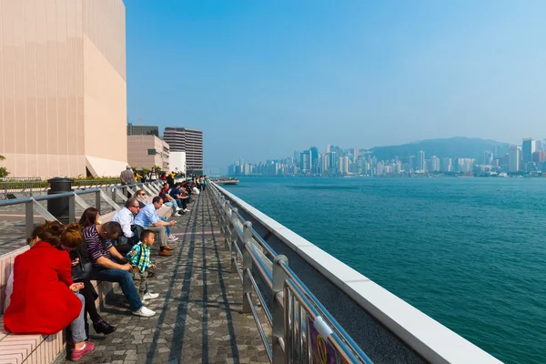 Tourists and visitors along Kowloon Promenade, Hong Kong, China — Stock Photo, Image