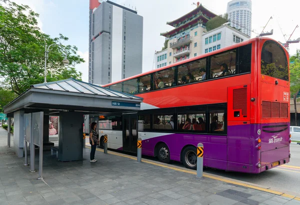 Felgekleurde, dubbele decker bushaltes, Singapore. — Stockfoto