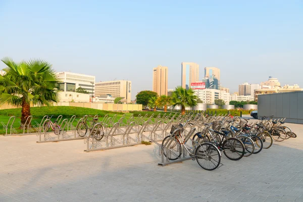 Велосипедные стойки припаркуют десятки велосипедов в современных и прогрессивных — стоковое фото