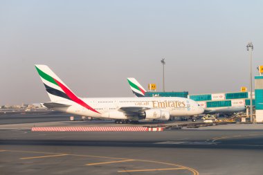 Emirates hava yolları jumbo jet uçak, Dubai Uluslararası Airp