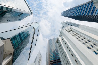 Modern highrise binalar streç parçalı bulutlu bir günde havaya doğru