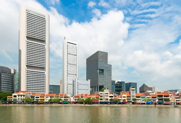 De rand van het water in de moderne stad — Stockfoto