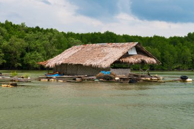 float balıkçı köyü tropikal Nehri üzerinde 