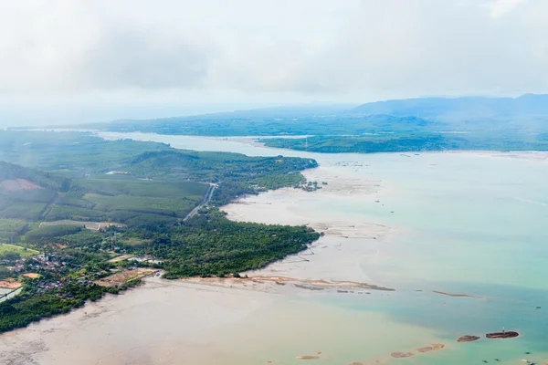 Ondiepe wateren van een estuarium en wetlands, vanuit de lucht — Stockfoto