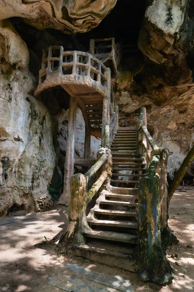 Escalier menant à une paroi rocheuse conçue pour ressembler à une ancienne , — Photo