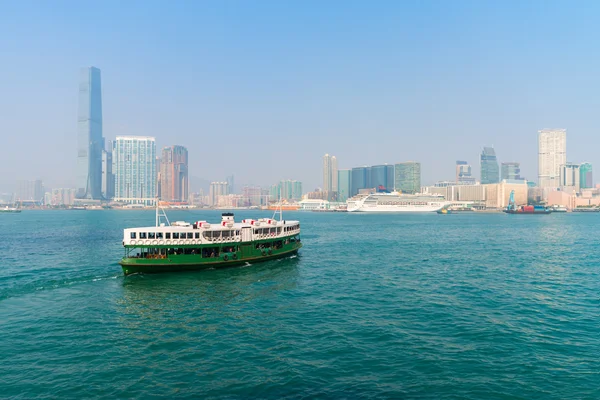 Fähre überquert das Wasser in der modernen Stadt — Stockfoto