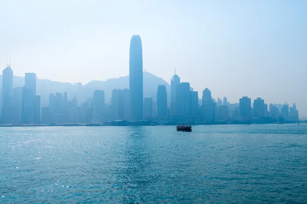 Hong Kong Skyline and Victoria Harbor on a Hazy Day — Stock Photo, Image