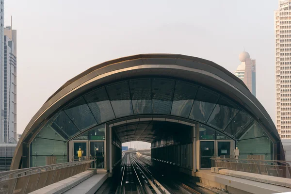 Dubai'de bir transit istasyonuna demiryolu yaklaşım — Stok fotoğraf