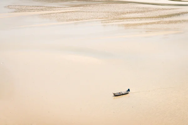 Small boat, alone on the sandy gulf — Stock Photo, Image