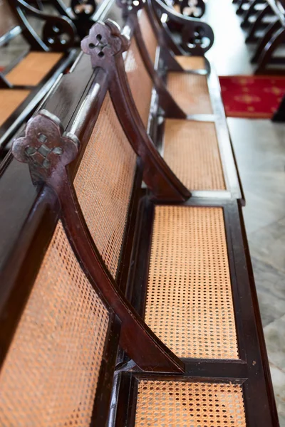 Starožitné dřevo a proutí kostelními lavicemi — Stock fotografie