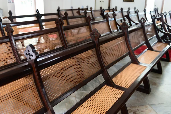 Rzędów ławek antyczne, handcrafted w starym kościele — Zdjęcie stockowe