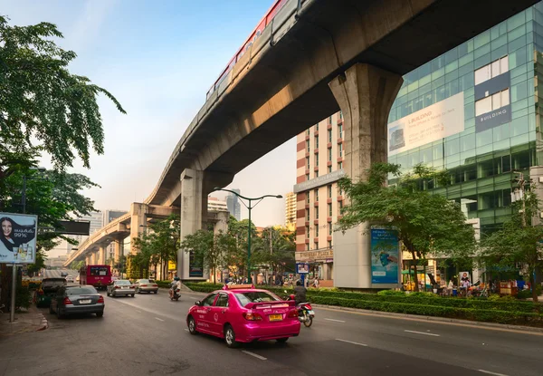 Bangkok street and sky train overpass — Stock Photo, Image