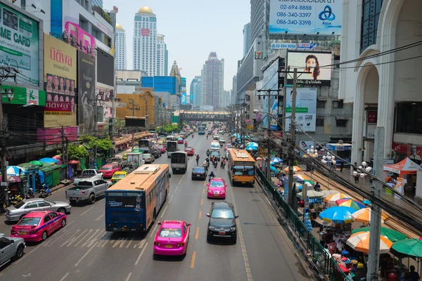 Tráfico típico con autobuses, taxis y otros coches a lo largo de una ciudad — Foto de Stock