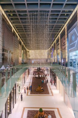 Büyük bir alışveriş merkezinde dow güzel ve lüks iç