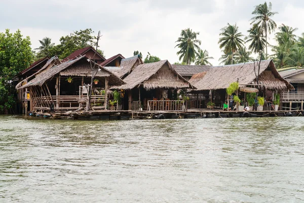 Casas tradicionales tailandesas sobre pilotes sobre el agua en Krabi, Thail —  Fotos de Stock
