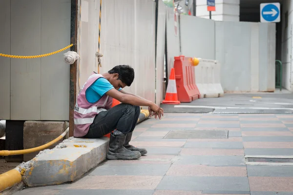 Exhausted Construction Worker Takes a Break in Singapore — Stock Photo, Image