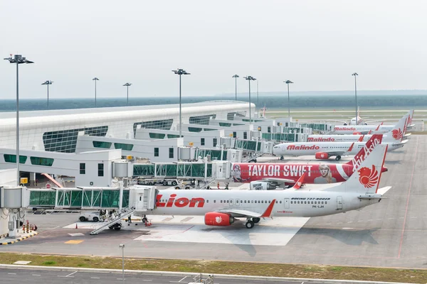 Aviones de bajo coste en el aeropuerto internacional — Foto de Stock