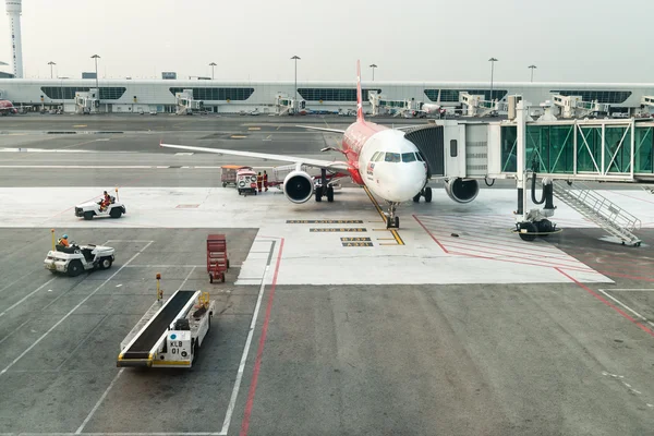 Low-cost airplane in international airport — Zdjęcie stockowe