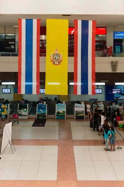 Registro de balcões de check-in com pendurado sobre grande bandeira tailandesa no ar — Fotografia de Stock