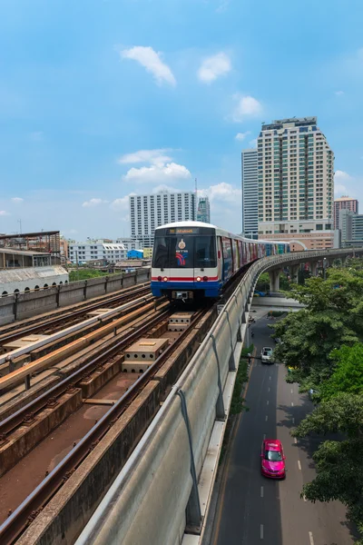 Metro Skytrain runs through the city. — Stockfoto
