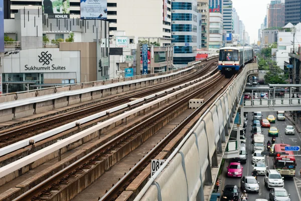 Metro Skytrain runs through the city. — Stok fotoğraf