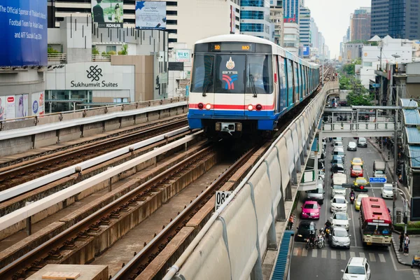 Metro Skytrain berjalan melalui kota . — Stok Foto