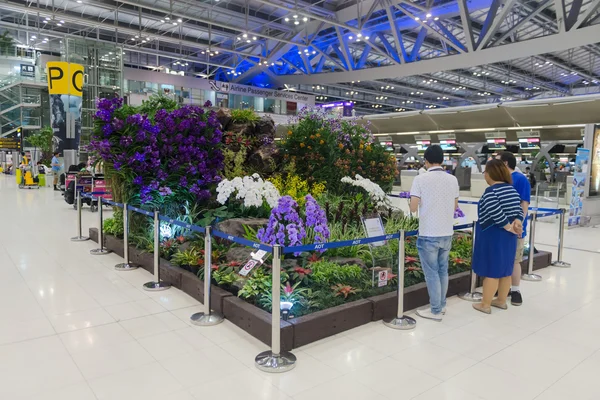 Beautiful, indoor garden display in the main concourse of Suvarn — Stockfoto