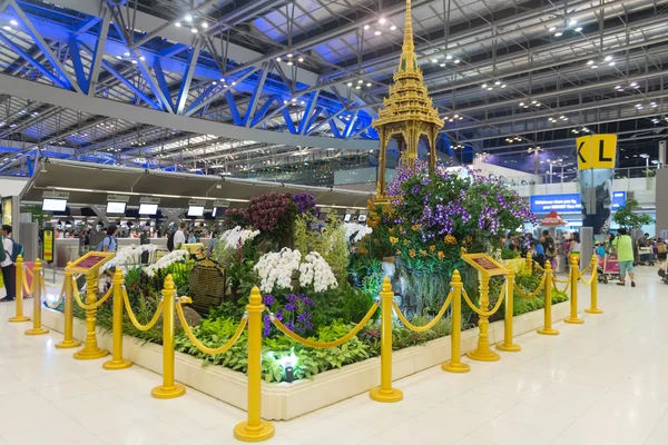 Indoor garden display with gilded stanchions in the main concour — Stok fotoğraf