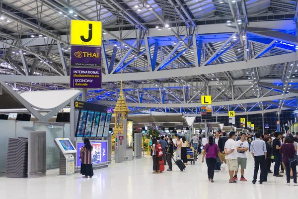 Crowd of passengers passing through the departures area of Suvar — ストック写真