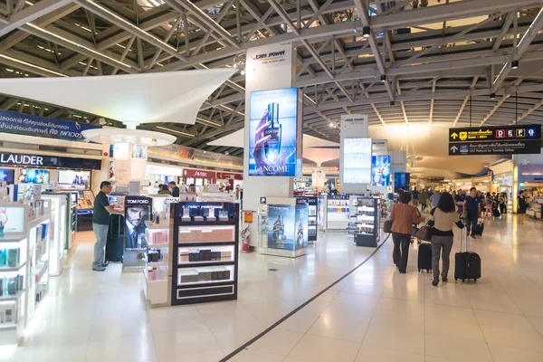 Duty free shopping area near the departure gates of one of Suvar — Stockfoto