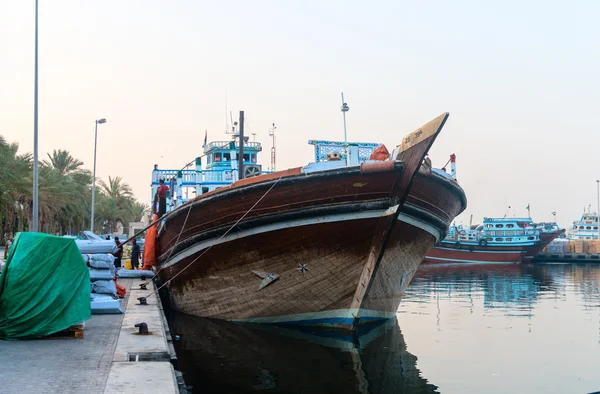 Tradizionale arabo dhow barca di legno di carico — Foto Stock