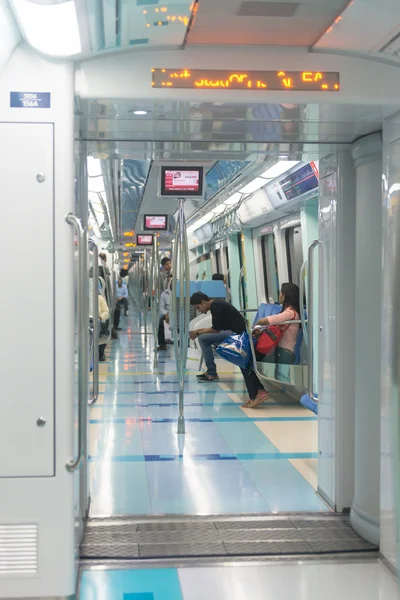 Los pasajeros que viajan en un tren de alta tecnología, monorraíl de cercanías a través d — Foto de Stock