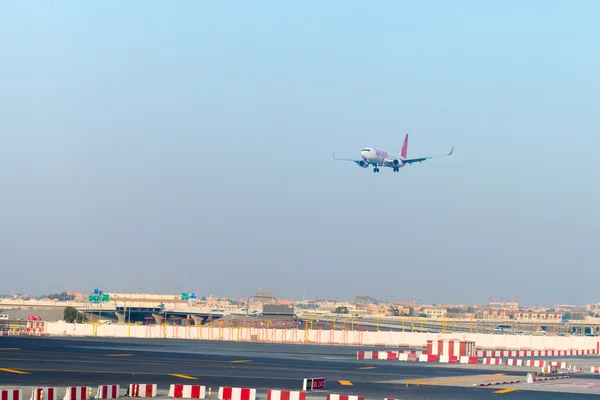 Forro de passageiros de Spicejet, na aproximação final para desembarque em — Fotografia de Stock