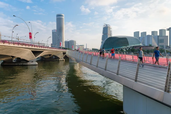 Tourists strolling along the new Jubilee Bridge near older Espla — Stock Photo, Image