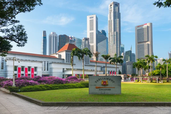 Parliament House in downtown Singapore, with modern, commercial — Stock Photo, Image