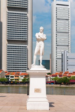 Efendim Stamford Raffles heykelin Clark Quay Singapur üzerine